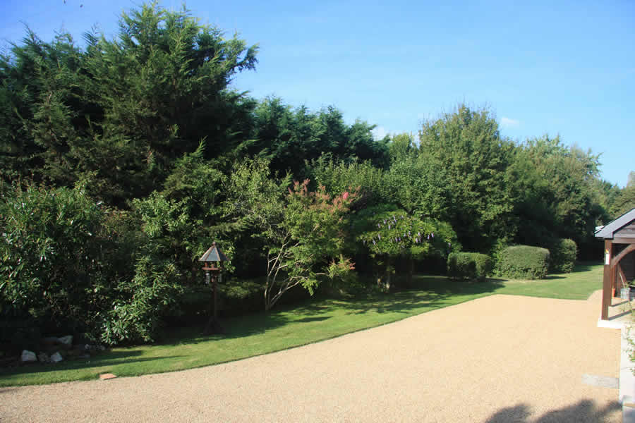 Driveway at Les Bouts de Ralle Chambre D'Hotes